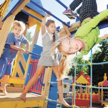Детское царство: какие риски могут ожидать ребенка на детской площадке