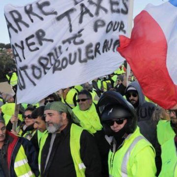 В Париже на акции «желтых жилетов» задержано более 140 человек