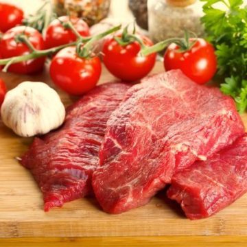 Красное мясо: как правильно есть и в чем вред для человека