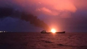 Крымский мост может взорваться в любую минуту, горящие танкеры вплотную приблизились к опорам конструкции — кадры