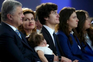 Мощное фото взгляда жены Порошенко покорило Сеть: «Она его любит, такие чувства не сыграешь», — кадры