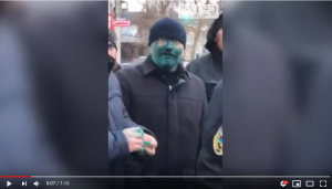 Вилкула облили зеленкой в Бердянске и выгнали с криками «Чемодан. Вокзал. Россия»: видео взорвало соцсети