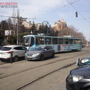 Автохам в Одессе надолго заблокировал движение общественного транспорта