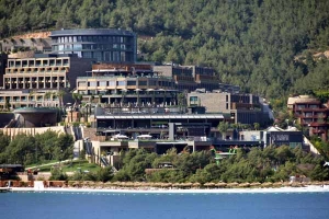 Отель 5 звезд и 40-метровая яхта: СМИ Турции рассказали о нескромном отдыхе Зеленского, он уже отреагировал