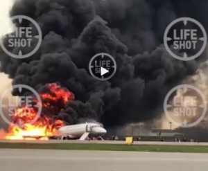 Десятки человек могут погибнуть: пылает пассажирский самолет в аэропорту Шереметьево — первые кадры мощного пожара