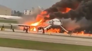 Смерть пассажиров Superjet-100 в Шереметьево: новое видео, как раненые выпрыгивают из горящего самолета, — кадры