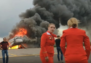 Деталь на видео с первыми минутами после посадки SSJ-100 в Москве удивила украинцев