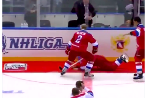 Стареющий Путин под аплодисменты упал на хоккейном матче и с «ужасным» от боли взглядом покинул арену — кадры