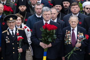 Порошенко с ветеранами Украины почтил память миллионов погибших во Второй мировой войне — сильные кадры