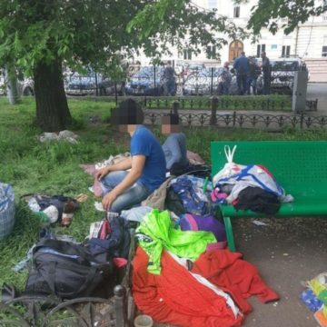 В Одессе семья с маленькими детьми поселилась прямо на улице (фото, видео)