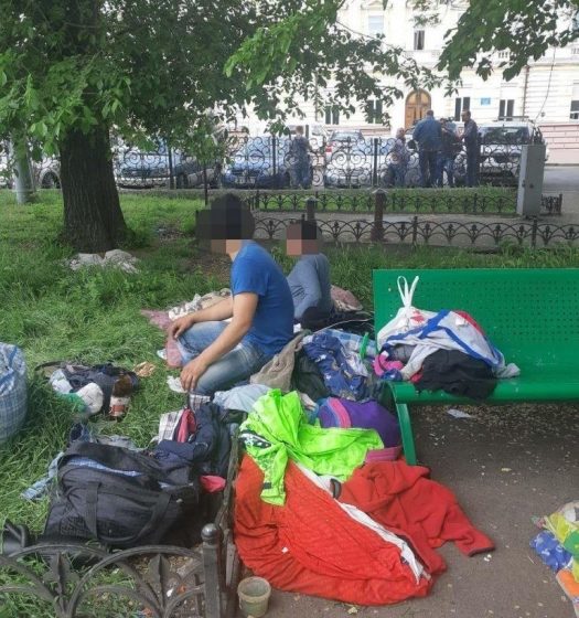 В Одессе семья с маленькими детьми поселилась прямо на улице (фото, видео)