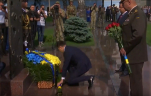 Встал на колено: Зеленский почтил память 49 погибших в катастрофе Ил-76 под Луганском