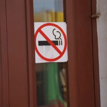 Минздрав предлагает запретить курение Iqos в общественных местах: детали