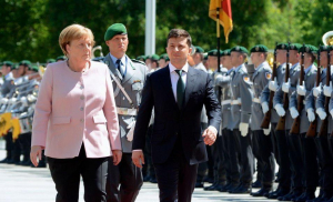 Историческая встреча: СМИ показали первое фото улыбающейся Меркель после знакомства с Зеленским в Берлине