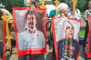 ​Портреты Сталина, кресты и иконы в Киеве: поклонники РПЦ напали на блогера на глазах бездействующей полиции