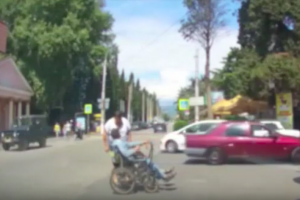 ​Видео, возмутившее весь Интернет: в аннексированном Крыму пара избила инвалидов на дороге