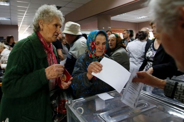 Двум жителям Луганской области дали испытательный срок за «референдум»