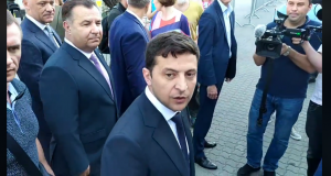 Зеленскому задали неудобный вопрос в Одессе прямо перед камерой: президент ответил резко — видео
