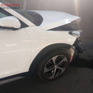 В Одессе в результате ДТП автомобиль влетел в стену дома
