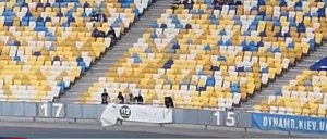 Ультрас «Динамо» прямо во время матча на «Олимпийском» показали, как «любят» «112 канал» и NewsOne — видео