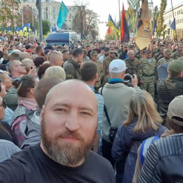 «Нас 30 тысяч — капитуляция не пройдет», — ветераны АТО Гай и Прозапас показали фото марша в Киеве