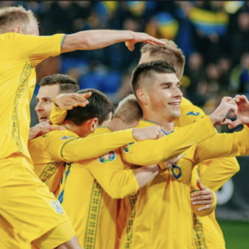 Украина — Литва 2:0: уверенную победу сборной фанаты поддержали шикарным исполнением гимна — видеообзор