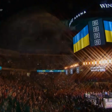 Бой Усика в Чикаго: зал потрясающе исполнил гимн Украины до мурашек — видео