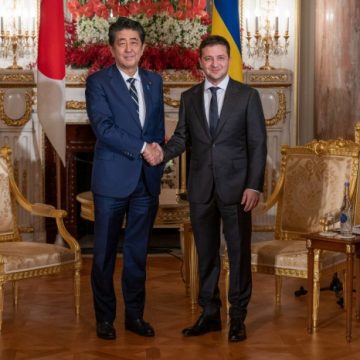 Япония всегда будет рядом с Украиной: о чем Зеленский говорил с премьер-министром Синдзо Абэ