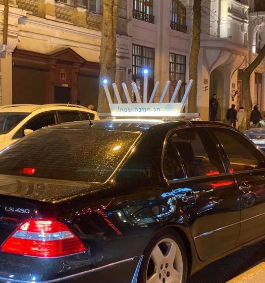 По Одессе ездит оригинально украшенный к еврейскому празднику автомобиль (фото)