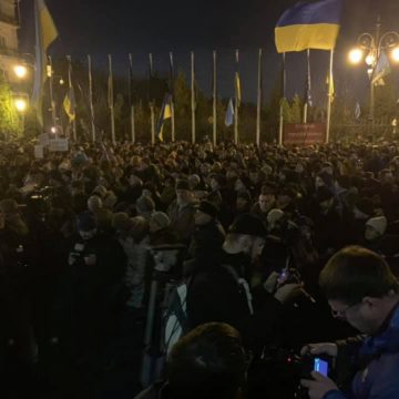 Под ОП в Киеве горячо: силовики заблокировали машины с палатками, митингующие выдвинули ультиматум