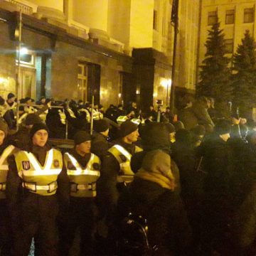 Под офисом Зеленского столкновения с силовиками: активисты начали ставить сцену и палатки