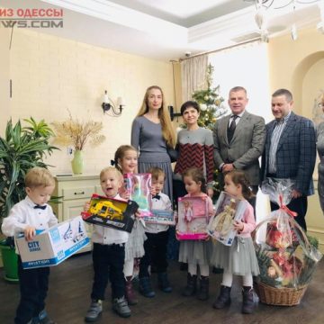 В Одессе маленьким пятерняшкам мэрия подарила новогодние подарки