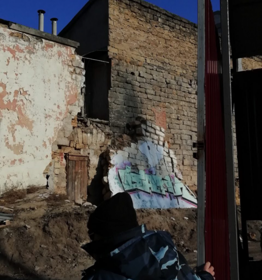 В Одессе при строительстве «Макдональдса» обвалилась часть стены соседнего дома