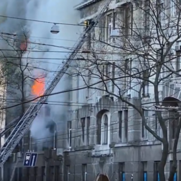 Пожар в Одессе: люди выпрыгивают из окон, пострадавших несут на руках, из здания выносят людей без сознания