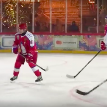 ​Видео, как 67-летний Путин в хоккей играл: «Скорость и сила игрока впечатлили мировых спортсменов»