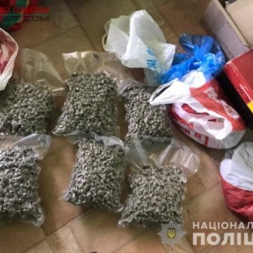 Одесские полицейские продолжают досудебные расследования: обнаружены оружие и наркотики