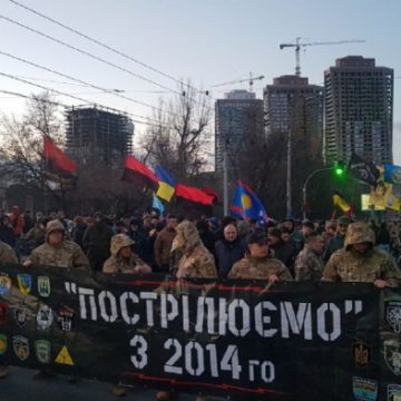 Марш Добровольцев в Киеве: с криками о Донецке и Луганске сотни ветеранов АТО идут к посольству РФ