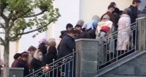 Кадры из Днепра: толпа людей «штурмует» Троицкую церковь, ситуация в Лавре людей не учит