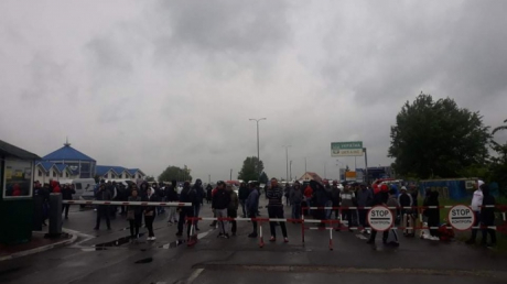 Бунт водителей на КПП «Тиса»: ситуация накалилась, авто пограничников сбросили в кювет